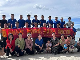 飞效员工拓建留影